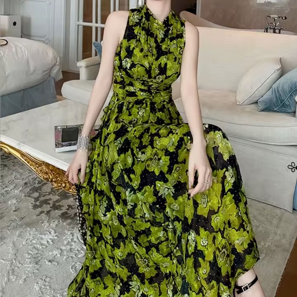 NWOT 🧩 Elegant Green & Black Floral Halter Dress - Picture 3 of 16